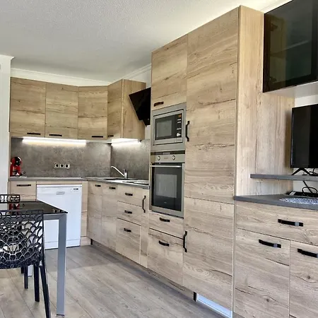 With Balcony Located In Appartement